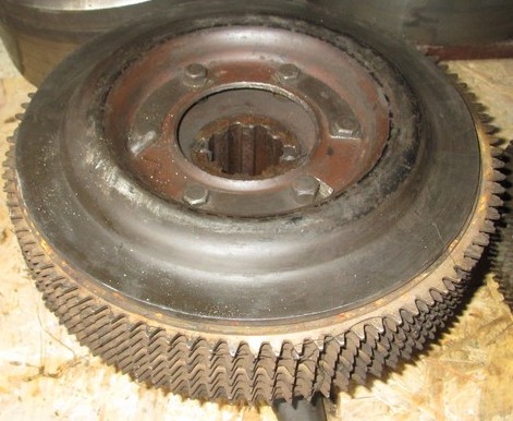 Фрикцион Т-70 бортовой в сб. 70С-240.6010-40/50 для Трактор Т-70 . (молдован)
 Поворотний Фрикціон для Т-70 . Фрикцион бортовой 70С-2406010-10 в сборе правый трактора Т70.
Т70,Т70А,Т70С,Т70СМ,Т70В,Т70СВ,Т70ВХ . Барабан ведущий фрикциона Т-70 / 54-24.06.016-А